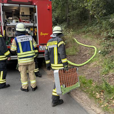 Rund 80 Kameradinnen und Kameraden der Feuerwehren Ibbenb&uuml;ren und H&ouml;rstel probten am Samstagvormittag im Teutoburger Wald den Ernstfall: das Vorgehen im Falle eines Waldbrandes. (Foto: Stadt Ibbenb&uuml;ren / Max Bertemes)