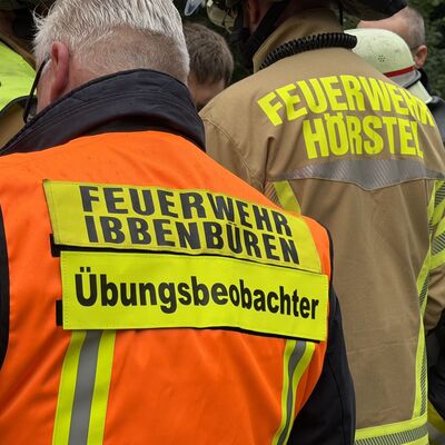 Rund 80 Kameradinnen und Kameraden der Feuerwehren Ibbenb&uuml;ren und H&ouml;rstel probten am Samstagvormittag im Teutoburger Wald den Ernstfall: das Vorgehen im Falle eines Waldbrandes. (Foto: Stadt Ibbenb&uuml;ren / Max Bertemes)