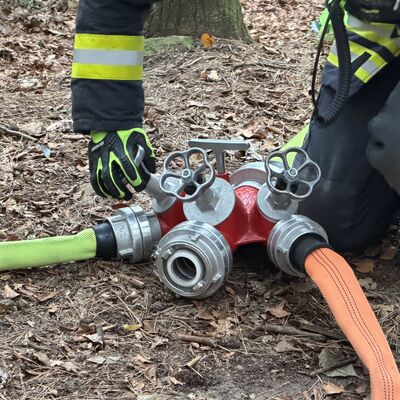 Rund 80 Kameradinnen und Kameraden der Feuerwehren Ibbenb&uuml;ren und H&ouml;rstel probten am Samstagvormittag im Teutoburger Wald den Ernstfall: das Vorgehen im Falle eines Waldbrandes. (Foto: Stadt Ibbenb&uuml;ren / Max Bertemes)