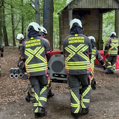 Rund 80 Kameradinnen und Kameraden der Feuerwehren Ibbenb&uuml;ren und H&ouml;rstel probten am Samstagvormittag im Teutoburger Wald den Ernstfall: das Vorgehen im Falle eines Waldbrandes. (Foto: Stadt Ibbenb&uuml;ren / Max Bertemes)