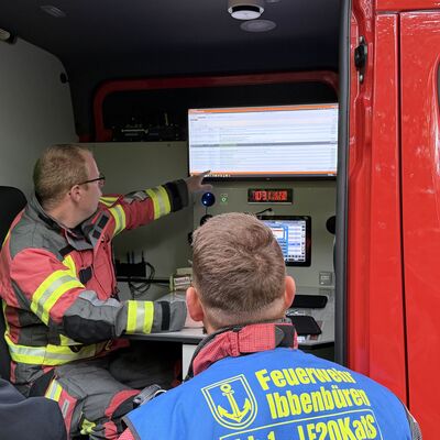 Rund 80 Kameradinnen und Kameraden der Feuerwehren Ibbenb&uuml;ren und H&ouml;rstel probten am Samstagvormittag im Teutoburger Wald den Ernstfall: das Vorgehen im Falle eines Waldbrandes. (Foto: Stadt Ibbenb&uuml;ren / Max Bertemes)