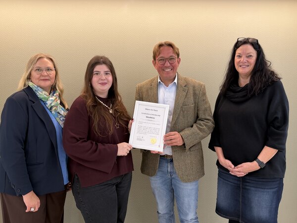 20261014 - Beitritt zu &raquo;Mayors for Peace&laquo; mit Urkunde dokumentiert