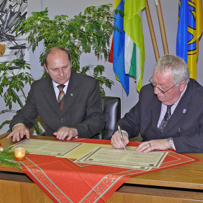Bürgermeister Heinz Steingröver unterzeichnet im Beisein des Stadtpräsidenten von Jastrzębie-Zdrój, Marian Janecki, die Partnerschaftsurkunde.