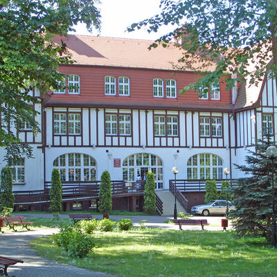 Ein ehemaliges Sanatorium im Kurviertel von Jastrzębie-Zdrój ist heute eine Zweigstelle der Schlesischen Universität Katowice.