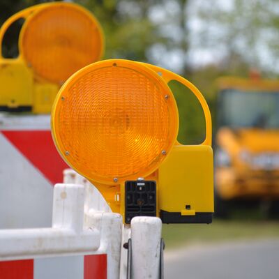 Baustelle Sperrung Sperre Stra&szlig;ensperrung Stra&szlig;ensperre Warnlicht Bake