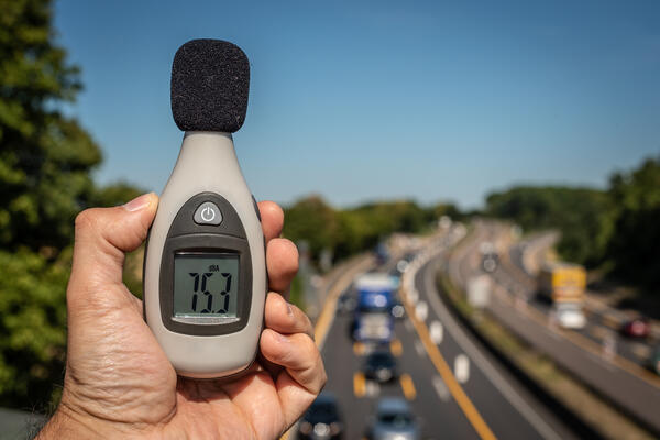 Schallpegelmessung an Autobahn Lärm Umgebungslärm Lärmkarte