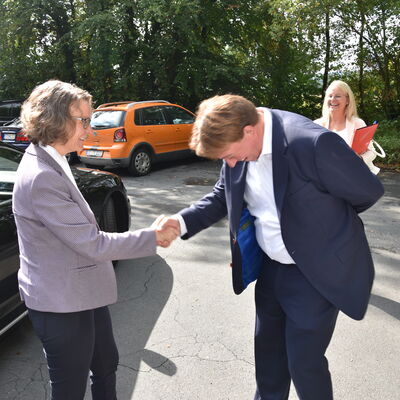 Landesministerin Ina Scharrenbach lie&szlig; es sich nicht nehmen, am Samstagvormittag bei der Er&ouml;ffnung des gro&szlig;en Aasee-Festes dabei zu sein. Zusammen mit B&uuml;rgermeister Dr. Marc Schrameyer machte sie nach Begr&uuml;&szlig;ung und Gru&szlig;wort auf der B&uuml;hne am neuen Outdoorpark einen Rundgang mit Abstechern zu den vielen Attraktionen rund um den Aasee. (Foto: Stadt Ibbenb&uuml;ren / Andr&eacute; Elshoff)