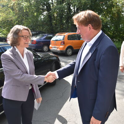 Landesministerin Ina Scharrenbach lie&szlig; es sich nicht nehmen, am Samstagvormittag bei der Er&ouml;ffnung des gro&szlig;en Aasee-Festes dabei zu sein. Zusammen mit B&uuml;rgermeister Dr. Marc Schrameyer machte sie nach Begr&uuml;&szlig;ung und Gru&szlig;wort auf der B&uuml;hne am neuen Outdoorpark einen Rundgang mit Abstechern zu den vielen Attraktionen rund um den Aasee. (Foto: Stadt Ibbenb&uuml;ren / Andr&eacute; Elshoff)