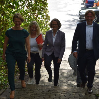 Landesministerin Ina Scharrenbach lie&szlig; es sich nicht nehmen, am Samstagvormittag bei der Er&ouml;ffnung des gro&szlig;en Aasee-Festes dabei zu sein. Zusammen mit B&uuml;rgermeister Dr. Marc Schrameyer machte sie nach Begr&uuml;&szlig;ung und Gru&szlig;wort auf der B&uuml;hne am neuen Outdoorpark einen Rundgang mit Abstechern zu den vielen Attraktionen rund um den Aasee. (Foto: Stadt Ibbenb&uuml;ren / Andr&eacute; Elshoff)