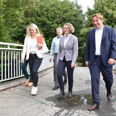Landesministerin Ina Scharrenbach lie&szlig; es sich nicht nehmen, am Samstagvormittag bei der Er&ouml;ffnung des gro&szlig;en Aasee-Festes dabei zu sein. Zusammen mit B&uuml;rgermeister Dr. Marc Schrameyer machte sie nach Begr&uuml;&szlig;ung und Gru&szlig;wort auf der B&uuml;hne am neuen Outdoorpark einen Rundgang mit Abstechern zu den vielen Attraktionen rund um den Aasee. (Foto: Stadt Ibbenb&uuml;ren / Andr&eacute; Elshoff)