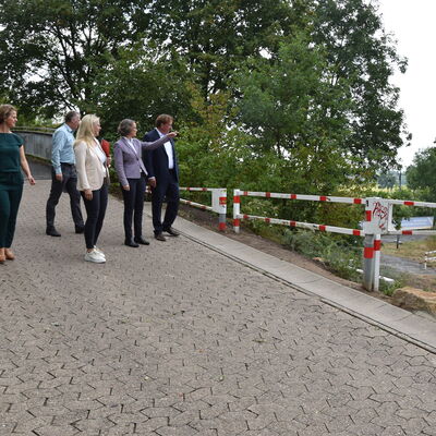 Landesministerin Ina Scharrenbach lie&szlig; es sich nicht nehmen, am Samstagvormittag bei der Er&ouml;ffnung des gro&szlig;en Aasee-Festes dabei zu sein. Zusammen mit B&uuml;rgermeister Dr. Marc Schrameyer machte sie nach Begr&uuml;&szlig;ung und Gru&szlig;wort auf der B&uuml;hne am neuen Outdoorpark einen Rundgang mit Abstechern zu den vielen Attraktionen rund um den Aasee. (Foto: Stadt Ibbenb&uuml;ren / Andr&eacute; Elshoff)