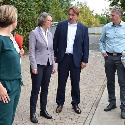 Landesministerin Ina Scharrenbach lie&szlig; es sich nicht nehmen, am Samstagvormittag bei der Er&ouml;ffnung des gro&szlig;en Aasee-Festes dabei zu sein. Zusammen mit B&uuml;rgermeister Dr. Marc Schrameyer machte sie nach Begr&uuml;&szlig;ung und Gru&szlig;wort auf der B&uuml;hne am neuen Outdoorpark einen Rundgang mit Abstechern zu den vielen Attraktionen rund um den Aasee. (Foto: Stadt Ibbenb&uuml;ren / Andr&eacute; Elshoff)