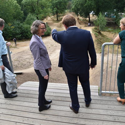 Landesministerin Ina Scharrenbach lie&szlig; es sich nicht nehmen, am Samstagvormittag bei der Er&ouml;ffnung des gro&szlig;en Aasee-Festes dabei zu sein. Zusammen mit B&uuml;rgermeister Dr. Marc Schrameyer machte sie nach Begr&uuml;&szlig;ung und Gru&szlig;wort auf der B&uuml;hne am neuen Outdoorpark einen Rundgang mit Abstechern zu den vielen Attraktionen rund um den Aasee. (Foto: Stadt Ibbenb&uuml;ren / Andr&eacute; Elshoff)