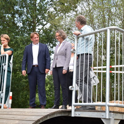 Landesministerin Ina Scharrenbach lie&szlig; es sich nicht nehmen, am Samstagvormittag bei der Er&ouml;ffnung des gro&szlig;en Aasee-Festes dabei zu sein. Zusammen mit B&uuml;rgermeister Dr. Marc Schrameyer machte sie nach Begr&uuml;&szlig;ung und Gru&szlig;wort auf der B&uuml;hne am neuen Outdoorpark einen Rundgang mit Abstechern zu den vielen Attraktionen rund um den Aasee. (Foto: Stadt Ibbenb&uuml;ren / Andr&eacute; Elshoff)