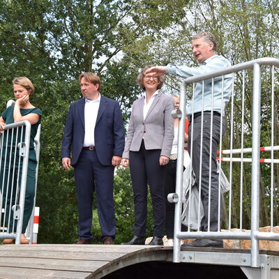 Landesministerin Ina Scharrenbach lie&szlig; es sich nicht nehmen, am Samstagvormittag bei der Er&ouml;ffnung des gro&szlig;en Aasee-Festes dabei zu sein. Zusammen mit B&uuml;rgermeister Dr. Marc Schrameyer machte sie nach Begr&uuml;&szlig;ung und Gru&szlig;wort auf der B&uuml;hne am neuen Outdoorpark einen Rundgang mit Abstechern zu den vielen Attraktionen rund um den Aasee. (Foto: Stadt Ibbenb&uuml;ren / Andr&eacute; Elshoff)