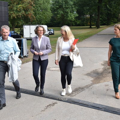 Landesministerin Ina Scharrenbach lie&szlig; es sich nicht nehmen, am Samstagvormittag bei der Er&ouml;ffnung des gro&szlig;en Aasee-Festes dabei zu sein. Zusammen mit B&uuml;rgermeister Dr. Marc Schrameyer machte sie nach Begr&uuml;&szlig;ung und Gru&szlig;wort auf der B&uuml;hne am neuen Outdoorpark einen Rundgang mit Abstechern zu den vielen Attraktionen rund um den Aasee. (Foto: Stadt Ibbenb&uuml;ren / Andr&eacute; Elshoff)