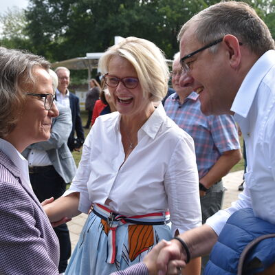 Landesministerin Ina Scharrenbach lie&szlig; es sich nicht nehmen, am Samstagvormittag bei der Er&ouml;ffnung des gro&szlig;en Aasee-Festes dabei zu sein. Zusammen mit B&uuml;rgermeister Dr. Marc Schrameyer machte sie nach Begr&uuml;&szlig;ung und Gru&szlig;wort auf der B&uuml;hne am neuen Outdoorpark einen Rundgang mit Abstechern zu den vielen Attraktionen rund um den Aasee. (Foto: Stadt Ibbenb&uuml;ren / Andr&eacute; Elshoff)
