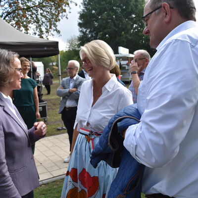 Landesministerin Ina Scharrenbach lie&szlig; es sich nicht nehmen, am Samstagvormittag bei der Er&ouml;ffnung des gro&szlig;en Aasee-Festes dabei zu sein. Zusammen mit B&uuml;rgermeister Dr. Marc Schrameyer machte sie nach Begr&uuml;&szlig;ung und Gru&szlig;wort auf der B&uuml;hne am neuen Outdoorpark einen Rundgang mit Abstechern zu den vielen Attraktionen rund um den Aasee. (Foto: Stadt Ibbenb&uuml;ren / Andr&eacute; Elshoff)