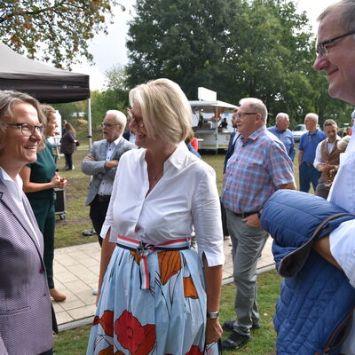 Landesministerin Ina Scharrenbach lie&szlig; es sich nicht nehmen, am Samstagvormittag bei der Er&ouml;ffnung des gro&szlig;en Aasee-Festes dabei zu sein. Zusammen mit B&uuml;rgermeister Dr. Marc Schrameyer machte sie nach Begr&uuml;&szlig;ung und Gru&szlig;wort auf der B&uuml;hne am neuen Outdoorpark einen Rundgang mit Abstechern zu den vielen Attraktionen rund um den Aasee. (Foto: Stadt Ibbenb&uuml;ren / Andr&eacute; Elshoff)