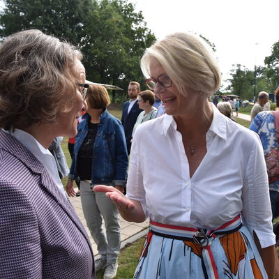 Landesministerin Ina Scharrenbach lie&szlig; es sich nicht nehmen, am Samstagvormittag bei der Er&ouml;ffnung des gro&szlig;en Aasee-Festes dabei zu sein. Zusammen mit B&uuml;rgermeister Dr. Marc Schrameyer machte sie nach Begr&uuml;&szlig;ung und Gru&szlig;wort auf der B&uuml;hne am neuen Outdoorpark einen Rundgang mit Abstechern zu den vielen Attraktionen rund um den Aasee. (Foto: Stadt Ibbenb&uuml;ren / Andr&eacute; Elshoff)