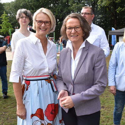 Landesministerin Ina Scharrenbach lie&szlig; es sich nicht nehmen, am Samstagvormittag bei der Er&ouml;ffnung des gro&szlig;en Aasee-Festes dabei zu sein. Zusammen mit B&uuml;rgermeister Dr. Marc Schrameyer machte sie nach Begr&uuml;&szlig;ung und Gru&szlig;wort auf der B&uuml;hne am neuen Outdoorpark einen Rundgang mit Abstechern zu den vielen Attraktionen rund um den Aasee. (Foto: Stadt Ibbenb&uuml;ren / Andr&eacute; Elshoff)