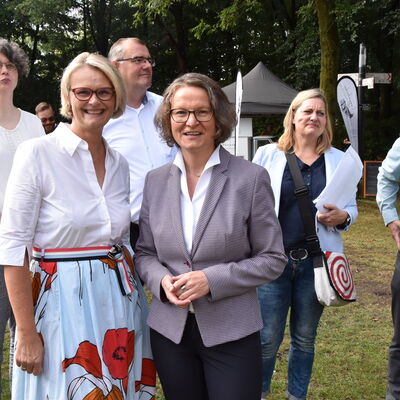 Landesministerin Ina Scharrenbach lie&szlig; es sich nicht nehmen, am Samstagvormittag bei der Er&ouml;ffnung des gro&szlig;en Aasee-Festes dabei zu sein. Zusammen mit B&uuml;rgermeister Dr. Marc Schrameyer machte sie nach Begr&uuml;&szlig;ung und Gru&szlig;wort auf der B&uuml;hne am neuen Outdoorpark einen Rundgang mit Abstechern zu den vielen Attraktionen rund um den Aasee. (Foto: Stadt Ibbenb&uuml;ren / Andr&eacute; Elshoff)