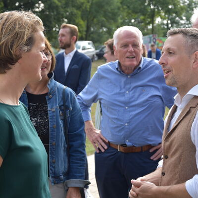 Landesministerin Ina Scharrenbach lie&szlig; es sich nicht nehmen, am Samstagvormittag bei der Er&ouml;ffnung des gro&szlig;en Aasee-Festes dabei zu sein. Zusammen mit B&uuml;rgermeister Dr. Marc Schrameyer machte sie nach Begr&uuml;&szlig;ung und Gru&szlig;wort auf der B&uuml;hne am neuen Outdoorpark einen Rundgang mit Abstechern zu den vielen Attraktionen rund um den Aasee. (Foto: Stadt Ibbenb&uuml;ren / Andr&eacute; Elshoff)