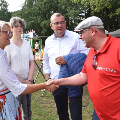 Landesministerin Ina Scharrenbach lie&szlig; es sich nicht nehmen, am Samstagvormittag bei der Er&ouml;ffnung des gro&szlig;en Aasee-Festes dabei zu sein. Zusammen mit B&uuml;rgermeister Dr. Marc Schrameyer machte sie nach Begr&uuml;&szlig;ung und Gru&szlig;wort auf der B&uuml;hne am neuen Outdoorpark einen Rundgang mit Abstechern zu den vielen Attraktionen rund um den Aasee. (Foto: Stadt Ibbenb&uuml;ren / Andr&eacute; Elshoff)