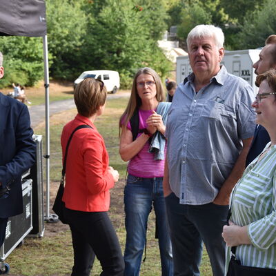Landesministerin Ina Scharrenbach lie&szlig; es sich nicht nehmen, am Samstagvormittag bei der Er&ouml;ffnung des gro&szlig;en Aasee-Festes dabei zu sein. Zusammen mit B&uuml;rgermeister Dr. Marc Schrameyer machte sie nach Begr&uuml;&szlig;ung und Gru&szlig;wort auf der B&uuml;hne am neuen Outdoorpark einen Rundgang mit Abstechern zu den vielen Attraktionen rund um den Aasee. (Foto: Stadt Ibbenb&uuml;ren / Andr&eacute; Elshoff)
