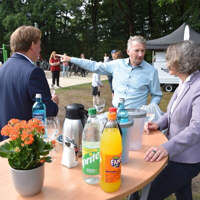 Landesministerin Ina Scharrenbach lie&szlig; es sich nicht nehmen, am Samstagvormittag bei der Er&ouml;ffnung des gro&szlig;en Aasee-Festes dabei zu sein. Zusammen mit B&uuml;rgermeister Dr. Marc Schrameyer machte sie nach Begr&uuml;&szlig;ung und Gru&szlig;wort auf der B&uuml;hne am neuen Outdoorpark einen Rundgang mit Abstechern zu den vielen Attraktionen rund um den Aasee. (Foto: Stadt Ibbenb&uuml;ren / Andr&eacute; Elshoff)