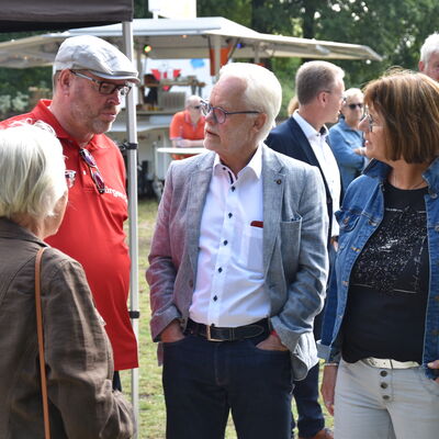 Landesministerin Ina Scharrenbach lie&szlig; es sich nicht nehmen, am Samstagvormittag bei der Er&ouml;ffnung des gro&szlig;en Aasee-Festes dabei zu sein. Zusammen mit B&uuml;rgermeister Dr. Marc Schrameyer machte sie nach Begr&uuml;&szlig;ung und Gru&szlig;wort auf der B&uuml;hne am neuen Outdoorpark einen Rundgang mit Abstechern zu den vielen Attraktionen rund um den Aasee. (Foto: Stadt Ibbenb&uuml;ren / Andr&eacute; Elshoff)