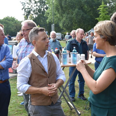 Landesministerin Ina Scharrenbach lie&szlig; es sich nicht nehmen, am Samstagvormittag bei der Er&ouml;ffnung des gro&szlig;en Aasee-Festes dabei zu sein. Zusammen mit B&uuml;rgermeister Dr. Marc Schrameyer machte sie nach Begr&uuml;&szlig;ung und Gru&szlig;wort auf der B&uuml;hne am neuen Outdoorpark einen Rundgang mit Abstechern zu den vielen Attraktionen rund um den Aasee. (Foto: Stadt Ibbenb&uuml;ren / Andr&eacute; Elshoff)