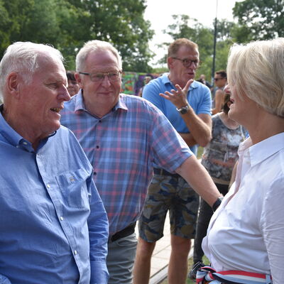Landesministerin Ina Scharrenbach lie&szlig; es sich nicht nehmen, am Samstagvormittag bei der Er&ouml;ffnung des gro&szlig;en Aasee-Festes dabei zu sein. Zusammen mit B&uuml;rgermeister Dr. Marc Schrameyer machte sie nach Begr&uuml;&szlig;ung und Gru&szlig;wort auf der B&uuml;hne am neuen Outdoorpark einen Rundgang mit Abstechern zu den vielen Attraktionen rund um den Aasee. (Foto: Stadt Ibbenb&uuml;ren / Andr&eacute; Elshoff)