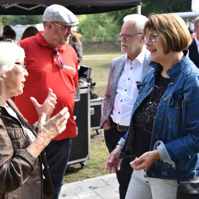 Landesministerin Ina Scharrenbach lie&szlig; es sich nicht nehmen, am Samstagvormittag bei der Er&ouml;ffnung des gro&szlig;en Aasee-Festes dabei zu sein. Zusammen mit B&uuml;rgermeister Dr. Marc Schrameyer machte sie nach Begr&uuml;&szlig;ung und Gru&szlig;wort auf der B&uuml;hne am neuen Outdoorpark einen Rundgang mit Abstechern zu den vielen Attraktionen rund um den Aasee. (Foto: Stadt Ibbenb&uuml;ren / Andr&eacute; Elshoff)