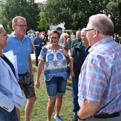 Landesministerin Ina Scharrenbach lie&szlig; es sich nicht nehmen, am Samstagvormittag bei der Er&ouml;ffnung des gro&szlig;en Aasee-Festes dabei zu sein. Zusammen mit B&uuml;rgermeister Dr. Marc Schrameyer machte sie nach Begr&uuml;&szlig;ung und Gru&szlig;wort auf der B&uuml;hne am neuen Outdoorpark einen Rundgang mit Abstechern zu den vielen Attraktionen rund um den Aasee. (Foto: Stadt Ibbenb&uuml;ren / Andr&eacute; Elshoff)