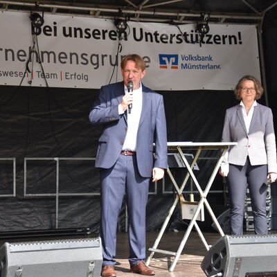 Landesministerin Ina Scharrenbach lie&szlig; es sich nicht nehmen, am Samstagvormittag bei der Er&ouml;ffnung des gro&szlig;en Aasee-Festes dabei zu sein. Zusammen mit B&uuml;rgermeister Dr. Marc Schrameyer machte sie nach Begr&uuml;&szlig;ung und Gru&szlig;wort auf der B&uuml;hne am neuen Outdoorpark einen Rundgang mit Abstechern zu den vielen Attraktionen rund um den Aasee. (Foto: Stadt Ibbenb&uuml;ren / Andr&eacute; Elshoff)