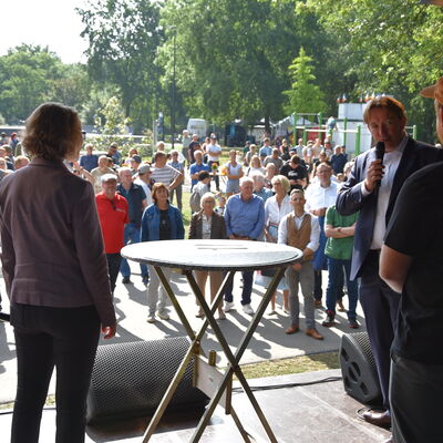 Landesministerin Ina Scharrenbach lie&szlig; es sich nicht nehmen, am Samstagvormittag bei der Er&ouml;ffnung des gro&szlig;en Aasee-Festes dabei zu sein. Zusammen mit B&uuml;rgermeister Dr. Marc Schrameyer machte sie nach Begr&uuml;&szlig;ung und Gru&szlig;wort auf der B&uuml;hne am neuen Outdoorpark einen Rundgang mit Abstechern zu den vielen Attraktionen rund um den Aasee. (Foto: Stadt Ibbenb&uuml;ren / Andr&eacute; Elshoff)