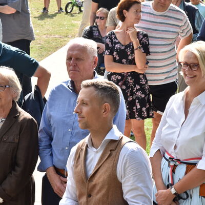 Landesministerin Ina Scharrenbach lie&szlig; es sich nicht nehmen, am Samstagvormittag bei der Er&ouml;ffnung des gro&szlig;en Aasee-Festes dabei zu sein. Zusammen mit B&uuml;rgermeister Dr. Marc Schrameyer machte sie nach Begr&uuml;&szlig;ung und Gru&szlig;wort auf der B&uuml;hne am neuen Outdoorpark einen Rundgang mit Abstechern zu den vielen Attraktionen rund um den Aasee. (Foto: Stadt Ibbenb&uuml;ren / Andr&eacute; Elshoff)