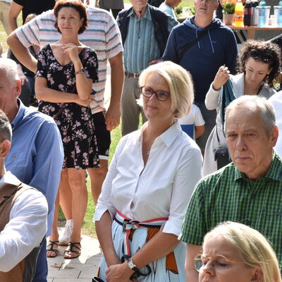 Landesministerin Ina Scharrenbach lie&szlig; es sich nicht nehmen, am Samstagvormittag bei der Er&ouml;ffnung des gro&szlig;en Aasee-Festes dabei zu sein. Zusammen mit B&uuml;rgermeister Dr. Marc Schrameyer machte sie nach Begr&uuml;&szlig;ung und Gru&szlig;wort auf der B&uuml;hne am neuen Outdoorpark einen Rundgang mit Abstechern zu den vielen Attraktionen rund um den Aasee. (Foto: Stadt Ibbenb&uuml;ren / Andr&eacute; Elshoff)