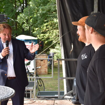 Landesministerin Ina Scharrenbach lie&szlig; es sich nicht nehmen, am Samstagvormittag bei der Er&ouml;ffnung des gro&szlig;en Aasee-Festes dabei zu sein. Zusammen mit B&uuml;rgermeister Dr. Marc Schrameyer machte sie nach Begr&uuml;&szlig;ung und Gru&szlig;wort auf der B&uuml;hne am neuen Outdoorpark einen Rundgang mit Abstechern zu den vielen Attraktionen rund um den Aasee. (Foto: Stadt Ibbenb&uuml;ren / Andr&eacute; Elshoff)