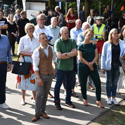 Landesministerin Ina Scharrenbach lie&szlig; es sich nicht nehmen, am Samstagvormittag bei der Er&ouml;ffnung des gro&szlig;en Aasee-Festes dabei zu sein. Zusammen mit B&uuml;rgermeister Dr. Marc Schrameyer machte sie nach Begr&uuml;&szlig;ung und Gru&szlig;wort auf der B&uuml;hne am neuen Outdoorpark einen Rundgang mit Abstechern zu den vielen Attraktionen rund um den Aasee. (Foto: Stadt Ibbenb&uuml;ren / Andr&eacute; Elshoff)