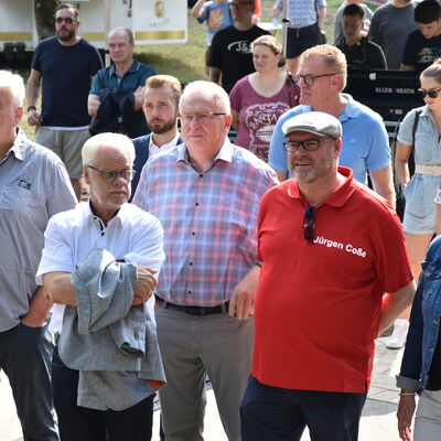 Landesministerin Ina Scharrenbach lie&szlig; es sich nicht nehmen, am Samstagvormittag bei der Er&ouml;ffnung des gro&szlig;en Aasee-Festes dabei zu sein. Zusammen mit B&uuml;rgermeister Dr. Marc Schrameyer machte sie nach Begr&uuml;&szlig;ung und Gru&szlig;wort auf der B&uuml;hne am neuen Outdoorpark einen Rundgang mit Abstechern zu den vielen Attraktionen rund um den Aasee. (Foto: Stadt Ibbenb&uuml;ren / Andr&eacute; Elshoff)