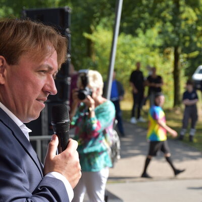 Landesministerin Ina Scharrenbach lie&szlig; es sich nicht nehmen, am Samstagvormittag bei der Er&ouml;ffnung des gro&szlig;en Aasee-Festes dabei zu sein. Zusammen mit B&uuml;rgermeister Dr. Marc Schrameyer machte sie nach Begr&uuml;&szlig;ung und Gru&szlig;wort auf der B&uuml;hne am neuen Outdoorpark einen Rundgang mit Abstechern zu den vielen Attraktionen rund um den Aasee. (Foto: Stadt Ibbenb&uuml;ren / Andr&eacute; Elshoff)