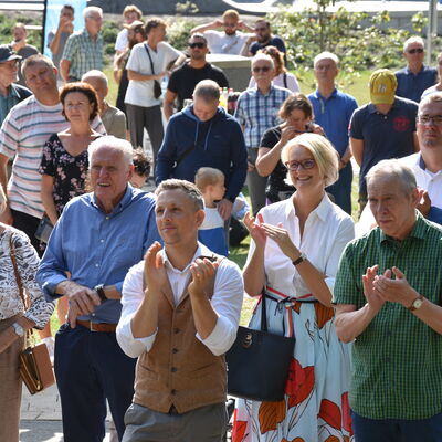Landesministerin Ina Scharrenbach lie&szlig; es sich nicht nehmen, am Samstagvormittag bei der Er&ouml;ffnung des gro&szlig;en Aasee-Festes dabei zu sein. Zusammen mit B&uuml;rgermeister Dr. Marc Schrameyer machte sie nach Begr&uuml;&szlig;ung und Gru&szlig;wort auf der B&uuml;hne am neuen Outdoorpark einen Rundgang mit Abstechern zu den vielen Attraktionen rund um den Aasee. (Foto: Stadt Ibbenb&uuml;ren / Andr&eacute; Elshoff)