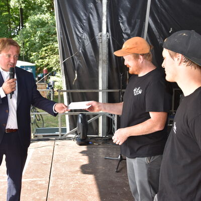 Landesministerin Ina Scharrenbach lie&szlig; es sich nicht nehmen, am Samstagvormittag bei der Er&ouml;ffnung des gro&szlig;en Aasee-Festes dabei zu sein. Zusammen mit B&uuml;rgermeister Dr. Marc Schrameyer machte sie nach Begr&uuml;&szlig;ung und Gru&szlig;wort auf der B&uuml;hne am neuen Outdoorpark einen Rundgang mit Abstechern zu den vielen Attraktionen rund um den Aasee. (Foto: Stadt Ibbenb&uuml;ren / Andr&eacute; Elshoff)