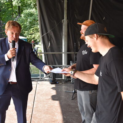 Landesministerin Ina Scharrenbach lie&szlig; es sich nicht nehmen, am Samstagvormittag bei der Er&ouml;ffnung des gro&szlig;en Aasee-Festes dabei zu sein. Zusammen mit B&uuml;rgermeister Dr. Marc Schrameyer machte sie nach Begr&uuml;&szlig;ung und Gru&szlig;wort auf der B&uuml;hne am neuen Outdoorpark einen Rundgang mit Abstechern zu den vielen Attraktionen rund um den Aasee. (Foto: Stadt Ibbenb&uuml;ren / Andr&eacute; Elshoff)