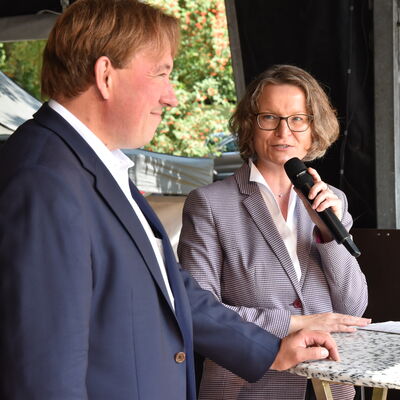 Landesministerin Ina Scharrenbach lie&szlig; es sich nicht nehmen, am Samstagvormittag bei der Er&ouml;ffnung des gro&szlig;en Aasee-Festes dabei zu sein. Zusammen mit B&uuml;rgermeister Dr. Marc Schrameyer machte sie nach Begr&uuml;&szlig;ung und Gru&szlig;wort auf der B&uuml;hne am neuen Outdoorpark einen Rundgang mit Abstechern zu den vielen Attraktionen rund um den Aasee. (Foto: Stadt Ibbenb&uuml;ren / Andr&eacute; Elshoff)