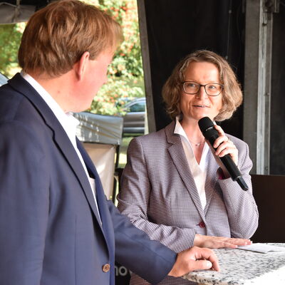 Landesministerin Ina Scharrenbach lie&szlig; es sich nicht nehmen, am Samstagvormittag bei der Er&ouml;ffnung des gro&szlig;en Aasee-Festes dabei zu sein. Zusammen mit B&uuml;rgermeister Dr. Marc Schrameyer machte sie nach Begr&uuml;&szlig;ung und Gru&szlig;wort auf der B&uuml;hne am neuen Outdoorpark einen Rundgang mit Abstechern zu den vielen Attraktionen rund um den Aasee. (Foto: Stadt Ibbenb&uuml;ren / Andr&eacute; Elshoff)