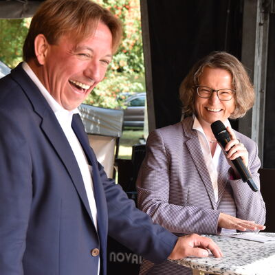Landesministerin Ina Scharrenbach lie&szlig; es sich nicht nehmen, am Samstagvormittag bei der Er&ouml;ffnung des gro&szlig;en Aasee-Festes dabei zu sein. Zusammen mit B&uuml;rgermeister Dr. Marc Schrameyer machte sie nach Begr&uuml;&szlig;ung und Gru&szlig;wort auf der B&uuml;hne am neuen Outdoorpark einen Rundgang mit Abstechern zu den vielen Attraktionen rund um den Aasee. (Foto: Stadt Ibbenb&uuml;ren / Andr&eacute; Elshoff)