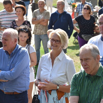 Landesministerin Ina Scharrenbach lie&szlig; es sich nicht nehmen, am Samstagvormittag bei der Er&ouml;ffnung des gro&szlig;en Aasee-Festes dabei zu sein. Zusammen mit B&uuml;rgermeister Dr. Marc Schrameyer machte sie nach Begr&uuml;&szlig;ung und Gru&szlig;wort auf der B&uuml;hne am neuen Outdoorpark einen Rundgang mit Abstechern zu den vielen Attraktionen rund um den Aasee. (Foto: Stadt Ibbenb&uuml;ren / Andr&eacute; Elshoff)